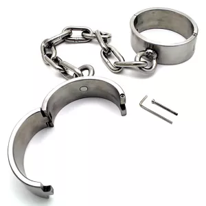 Fotboja i rostfritt stål – exklusiv och säker ankelboja med elegant finish för stilfull och hållbar bondage från Chambers of Love.