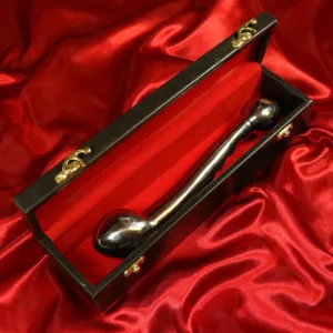 Fun Wand 11 tuuman ruostumattomasta teräksestä valmistettu dildo Chambers of Loven ylellisessä lahjarasiassa – keholle turvallinen lelu, jossa kulmikkaat päät ja urat G-pisteen ja eturauhasen stimulointiin, täydellinen lämpöleikkeihin.