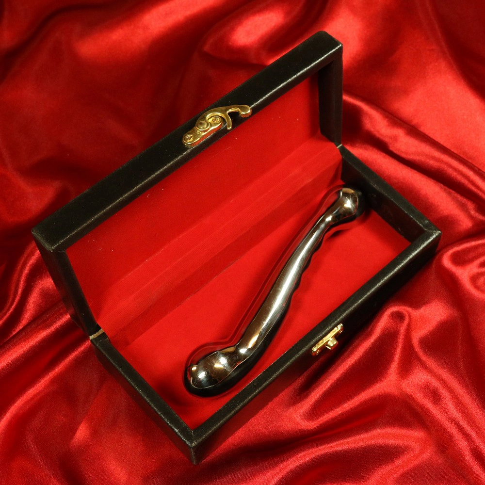 Fun Wand 7 tuuman (18 cm) ruostumattomasta teräksestä valmistettu dildo lepää tyylikkäästi Chambers of Loven ylellisessä lahjarasiassa – ylellinen, keholle turvallinen ja täydellinen lämpöleikkeihin.