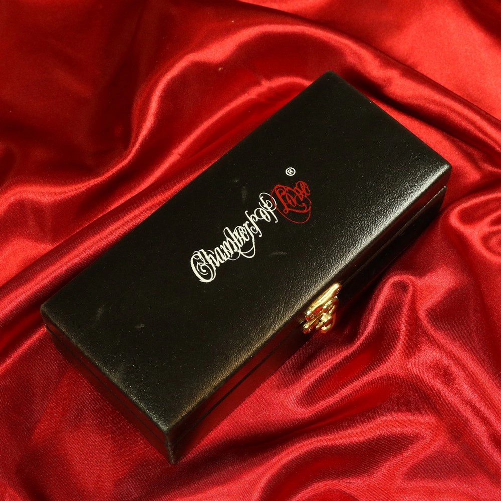 Tyylikäs 7 tuuman (18 cm) lahjarasia, jossa Chambers of Love -logo – ylellinen säilytys Fun Wand 7 tuuman teräsdildolle.