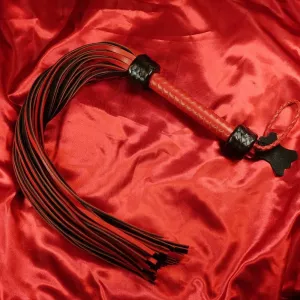 36-häntäinen aitoa nahkaa oleva floggeri punaisena ja mustana Chambers of Lovelta. Tyylikäs ja voimakas floggeri tarkkoihin ja intensiivisiin BDSM-sessioihin.