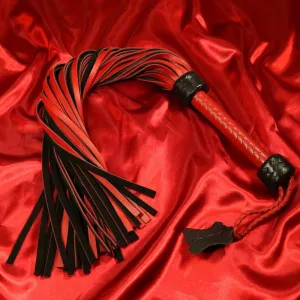 Lederpeitsche mit 36 Riemen in Rot-Schwarz-Design, Artikelnummer XA113RBL, aus der exklusiven Kollektion von Chambers of Love. Hergestellt aus echtem Leder für Präzision und Eleganz im BDSM.