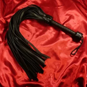 36-häntäinen aitoa nahkaa oleva floggeri mustana Chambers of Lovelta. Tyylikäs ja voimakas floggeri tarkkoihin ja intensiivisiin BDSM-sessioihin.