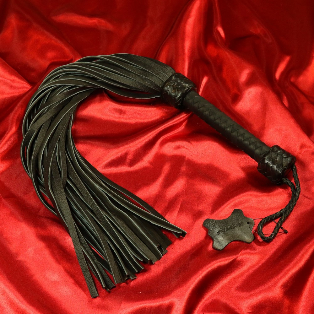 Genuine 36-tail leather flogger in black from Chambers of Love. Exclusive BDSM whip in real leather, handcrafted for intense pleasure and control, premium quality for both beginners and experienced users.