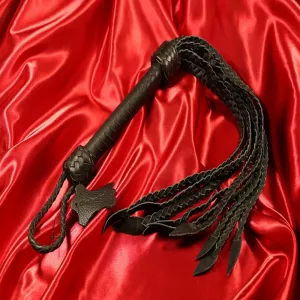 Aito musta punottu 9-häntäinen floggeri Chambers of Lovelta. Tasapainoinen ja tukeva muotoilu intensiiviseen ja hallittuun nautintoon.