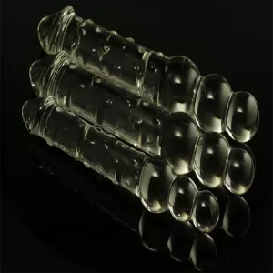 Lasidildo, jossa on 3 helmeä Chambers of Lovelta, kuvattu mustaa taustaa vasten, joka heijastaa lasin kauneutta.