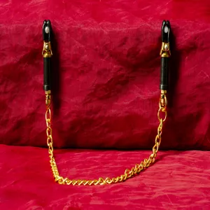 Verstellbare Brustwarzenklemmen in luxuriösem Gold mit schwarzen Details von Chambers of Love, Artikelnummer ZT003. Mit Gummiüberzug und Kette für anpassbaren Druck.