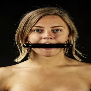 Gummi betsel – flexibel och hygienisk munkavle i gummimaterial för säker och bekväm fixering under BDSM-sessioner från Chambers of Love.