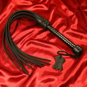 Gummi-Flogger in Schwarz von Chambers of Love, Artikelnummer XA126BLL. Flexibles und kraftvolles Design für intensive BDSM-Sessions.