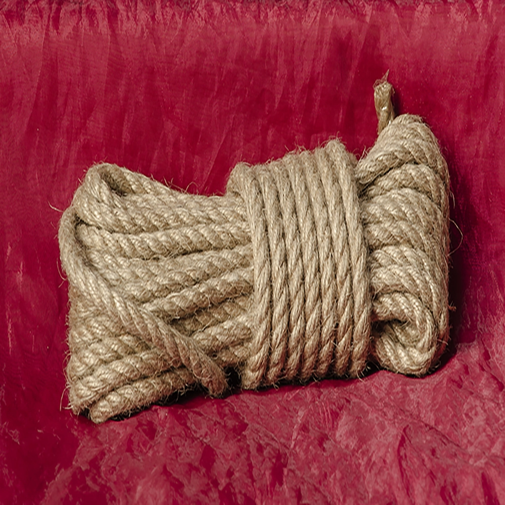 Luonnollinen hamppuköysi – perinteinen, karhea ja kestävä köysi luonnonhampusta aitoon shibariin ja vaativaan bondageen Chambers of Lovelta.