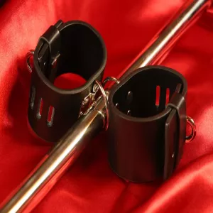 Detaljbild av hand- och fotboja från Chambers of Love. Visar produktens robusta design och högkvalitativa material, perfekt för BDSM- och bondage-sessioner.