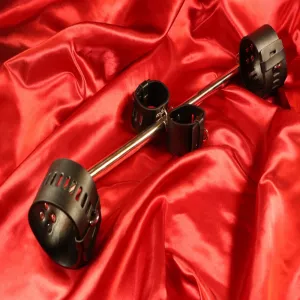 Hand- och fotspridare från Chambers of Love. Perfekt för BDSM och bondage-sessioner, designad för att fånga din partners uppmärksamhet på ett unikt sätt.