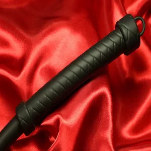 Lähikuva silikonisen single tailin mustasta kahvasta Chambers of Lovelta – ylellinen ja ergonominen muotoilu.