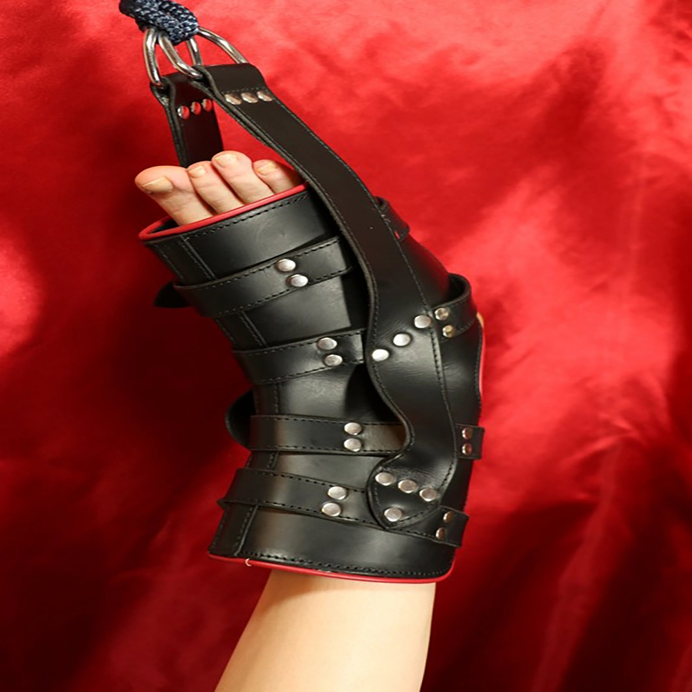 Detailbild einer BDSM-Hängefessel für den Fuß von Chambers of Love – zeigt einen Fuß in hängender Position, entwickelt für intensive und kreative Bondage-Erlebnisse.