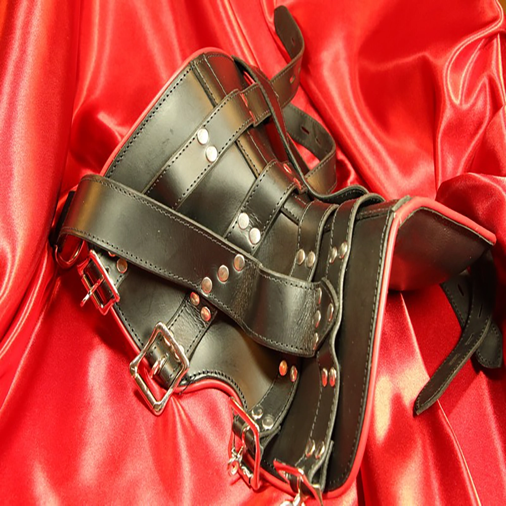 Detaillierteres Bild der BDSM-Hängefessel für den Fuß von Chambers of Love – zeigt das Material, das Design und die Funktionalität des Produkts für kreative Bondage-Erlebnisse.
