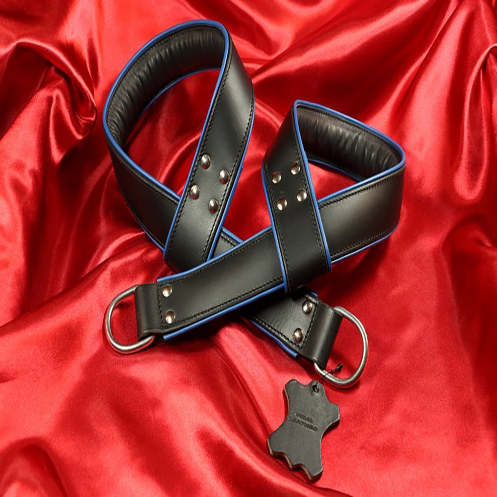 BDSM hängbojor för hand och fot med blå kant från Chambers of Love. Exklusiv, robust och bekväm design ur vårt premiumsortiment