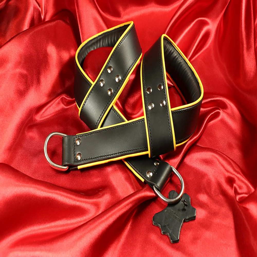 Svart vadderad BDSM-boja med gul kant från Chambers of Love. Lyxig, bekväm och exklusiv design ur vårt premiumsortiment.