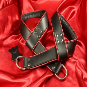 Schwarze, gepolsterte BDSM-Fessel mit rotem Rand von Chambers of Love. Luxuriöses, bequemes und exklusives Design aus unserer Premiumkollektion.
