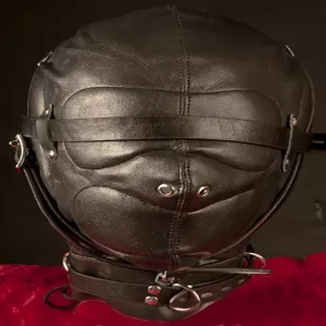 PU-Lederhaube mit drei dicken Riemen – entwickelt für intensive Lust und vollständige Umschließung, bietet ein einzigartiges Gefühl von Kontrolle und Stimulation von Chambers of Love.