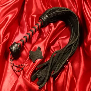 Kapea puhvelinnahkafloggeri punamustana Chambers of Lovelta. Pitkä, eksklusiivinen BDSM-floggeri puhvelinnahasta, jossa voimakkaat hännät.