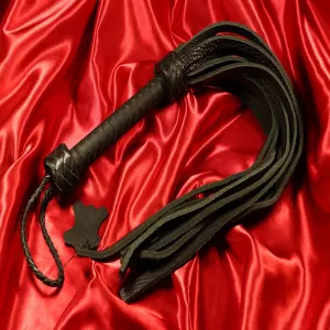 Kapea puhvelinnahkafloggeri mustana Chambers of Lovelta. Pitkä, eksklusiivinen BDSM-floggeri puhvelinnahasta, jossa voimakkaat hännät.