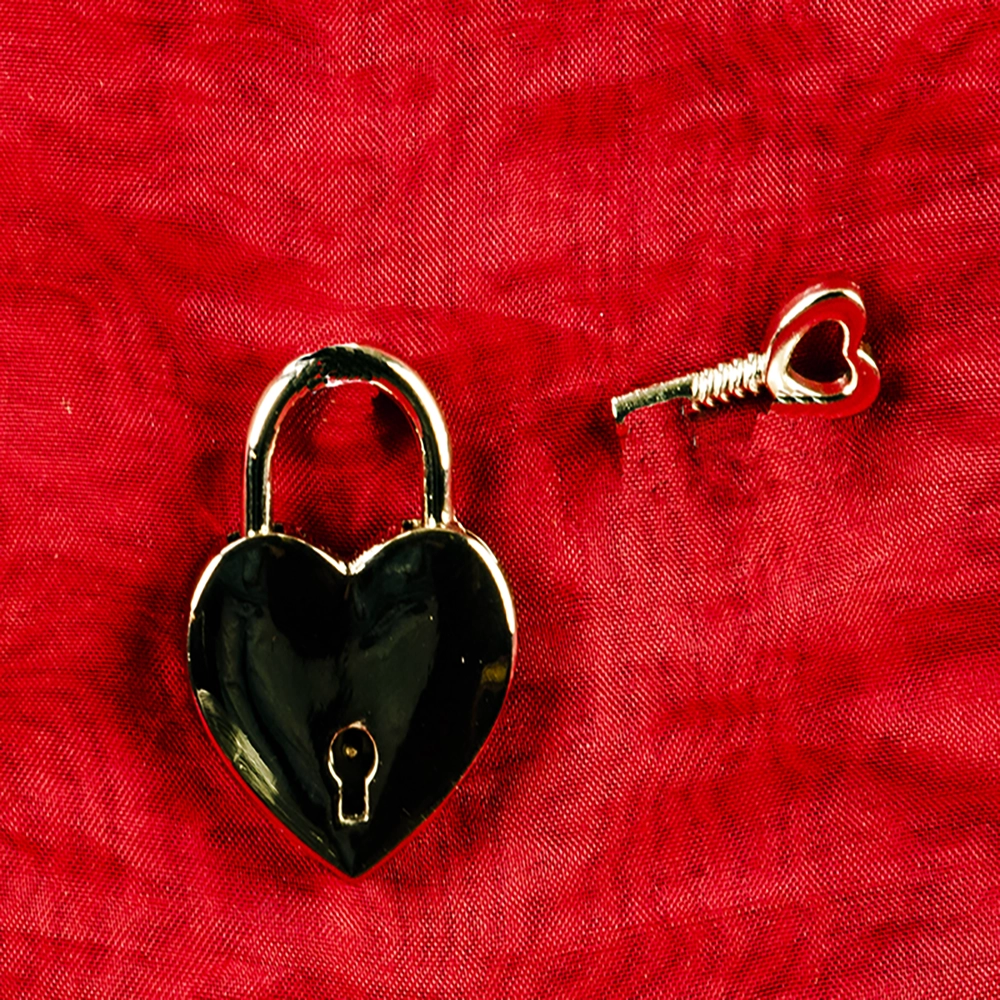 Sydämenmuotoinen riippulukko ja avain Chambers of Lovelta – elegantti ja romanttinen yksityiskohta, täydellinen symboliseksi lahjaksi rakkaallesi.