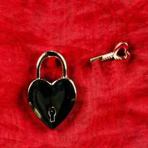 Hjärtformat hänglås med nyckel från Chambers of Love – elegant och romantisk detalj, perfekt som symbolisk gåva till din älskade.