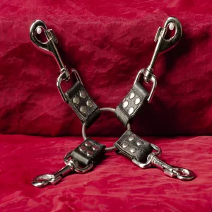 Hogtie-Set aus Leder von Chambers of Love – hochwertiges Design für Komfort und Kontrolle, perfekt für intensive BDSM-Sitzungen.