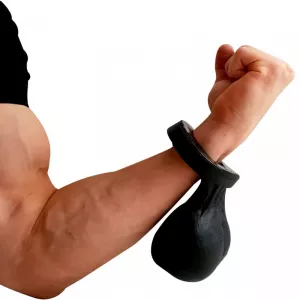 Hungr Big Balls fistingkulor i svart TPR runt handled på arm, närbild, produktbild, Chambers of Love