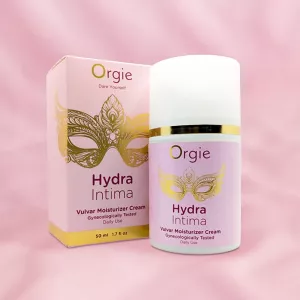 Hydra – vaginan kosteuttava voide Orgielta vaaleanpunaisella taustalla, kosteuttaa ja suojaa intiimialuetta – vain Chambers of Lovelta.