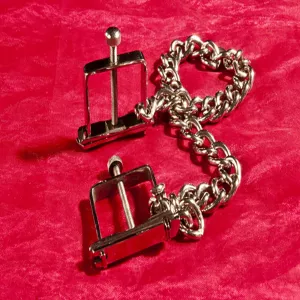 Justerbar C-klämma i rostfritt stål för bröstvårtor från Chambers of Love