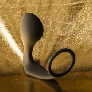 Yhdistelmäplugi penisrenkaalla Chambers of Lovelta – kaksinkertaista stimulaatiota mukavalla plugilla ja tukevalla renkaalla intensiiviseen nautintoon.