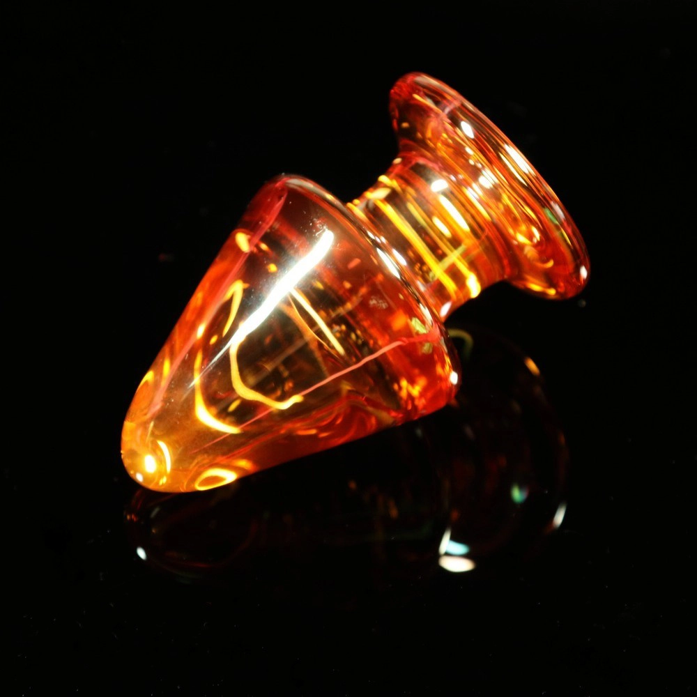 Konischer Glas-Analplug von Chambers of Love, liegend auf der Seite fotografiert. Elegantes Design für Genuss und Präzision.