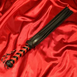 Lyhyt 12-häntäinen kumifloggeri punaisena ja mustana Chambers of Lovelta. Intensiivinen BDSM-floggeri, jossa punottu nahkakahva ja 12 voimakasta häntää.