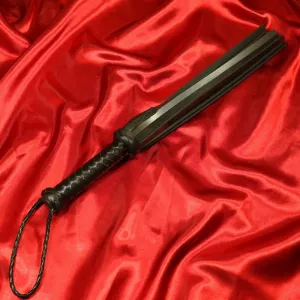 Lyhyt 12-häntäinen kumifloggeri punaisena ja mustana Chambers of Lovelta. Intensiivinen BDSM-floggeri, jossa punottu nahkakahva ja 12 voimakasta häntää.