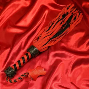 Lyhyt punamusta mokkafloggeri, 36 häntää, Chambers of Lovelta. Täydellinen monipuoliseen ja hallittuun lämmittelyyn.