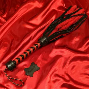 Chambers of Loven lyhyt punainen/musta Shaman-floggeri on ihanteellinen lämmittelypiiska pitkiin BDSM-sessioihin, pehmeä ja taipuisa aistikkaaseen alkuun ja loppuun.