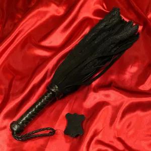 Chambers of Loven lyhyt musta Shaman-floggeri on ihanteellinen lämmittelypiiska pitkiin BDSM-sessioihin, pehmeä ja taipuisa aistikkaaseen alkuun ja loppuun.