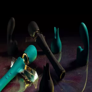 Zwei KYRO – Magic Massager sinnlich nebeneinander platziert, zeigen exklusives Design und Vergnügen von Chambers of Love.