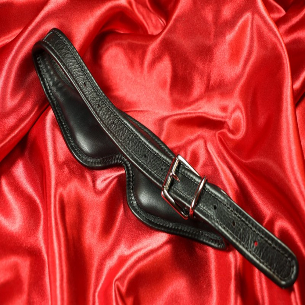 Nahkainen silmänaamio Chambers of Lovelta – takaosa korkealaatuisesta nahasta, suunniteltu mukavuuteen ja täydellisyyteen BDSM-sessioissa.