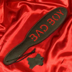 Nahkapainike BAD BOY XB117 Chambers of Lovelta. Vankka ja tyylikäs premium-nahkainen väline, täydellinen intensiivisiin BDSM-sessioihin.