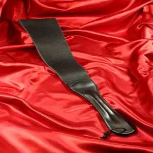 Läderpaddel Bussen 2 från Chambers of Love – en robust och unik paddel i läder, perfekt för intensiva och lekfulla BDSM-sessioner.