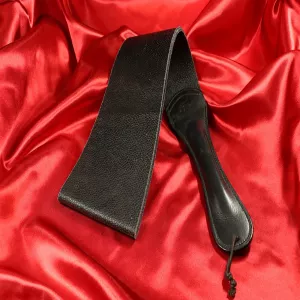 Läderpaddel Bussen från Chambers of Love – vybild som visar detaljerna i denna robusta och stilfulla paddel, perfekt för intensiva BDSM-sessioner.