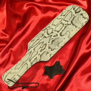 Nahkapainike Ormskinn XH155 Chambers of Lovelta. Tyylikäs ja ainutlaatuinen ormskinn-kuvioitu nahkapainike, täydellinen intensiivisiin ja tyylikkäisiin BDSM-sessioihin.