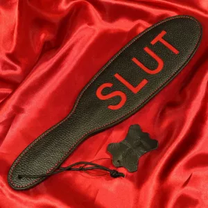 Läderpaddel SLUT XB109 från Chambers of Love. En exklusiv paddel i premiumläder, designad för intensiva BDSM-sessioner med stil och precision.