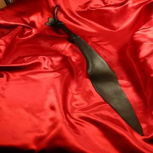 Yleiskuva koko mustasta Chambers of Love -pirunkielislapperista, puhvelinahkaa, punamusta kahva, tuotenro XA201925RB.