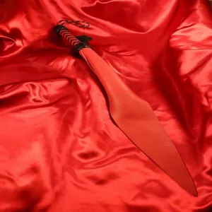 Yleiskuva koko punamustasta Chambers of Love -pirunkielislapperista, puhvelinahkaa, punamusta kahva, tuotenro XA201925RB.