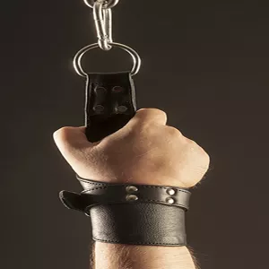Vorderansicht der exklusiven BDSM-Suspension-Lederhandfessel von Chambers of Love. Luxuriöses, robustes und ergonomisches Design für maximale Kontrolle und Sicherheit.
