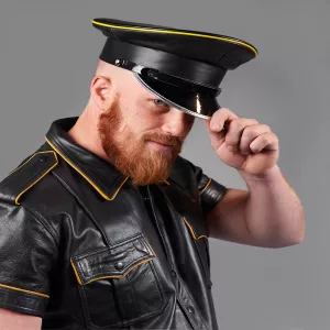 Nahkahattu, jossa on lippa ja keltainen reuna Chambers of Loven eksklusiivisesta valikoimasta – valmistettu aidosta nahasta tyylikkään ja elegantin nahkatyylin saavuttamiseksi. Saatavilla ko'oissa 52–62 täydellisen istuvuuden takaamiseksi.