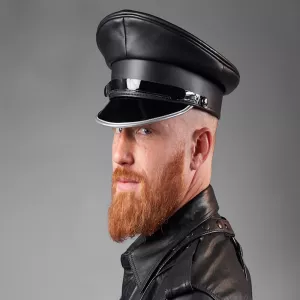 Nahkahattu, jossa on lippa ja musta reuna Chambers of Loven eksklusiivisesta valikoimasta – valmistettu aidosta nahasta tyylikkään ja elegantin nahkatyylin saavuttamiseksi. Saatavilla ko'oissa 52–62 täydellisen istuvuuden takaamiseksi.